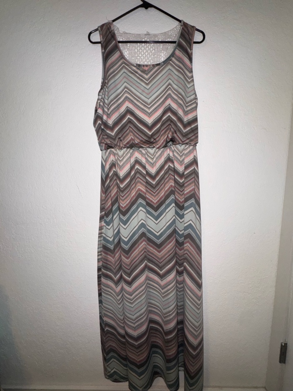 Sleeveless Chevron Maxi Dress in Taupe & Dusty Pink